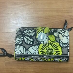 Vera Bradley Turn Lock Wallet Green White Floral Daisy